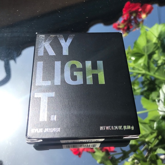 QUEEN DRIP Highlighter Illuminating Powder - Picture 2 of 12